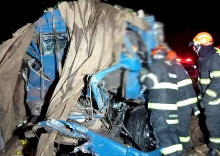 Ivinhema - Após participar de carreata em cortejo do funeral de amigo, motorista bate na traseira de carreta e morre em São Paulo.
