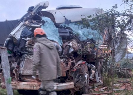 Acidente entre carretas deixa feridos na MS-164