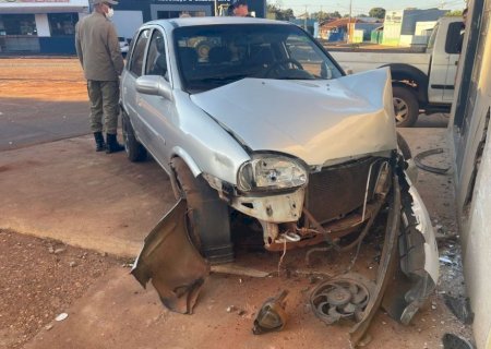 Ivinhema - Motorista perde controle da direção de veículo e colide em estabelecimento comercial