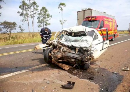 Acidente envolvendo van e carro mata motorista.