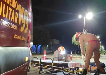 Ivinhema - Acidente entre carro e moto deixa uma vítima ferida no bairro centro.
