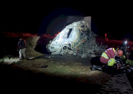 Carreta bate na traseira de carreta estacionada na beira de rodovia e 2 pessoas morrem.