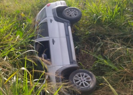 Anaurilândia: Motorista passa direto em trevo e Palio Weekend capota na MS-276.