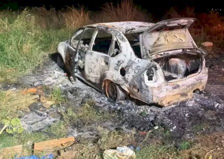 Corpos são encontrados carbonizados dentro de carro.