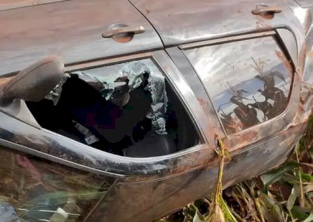Mulher capota carro carregado com contrabando e morre