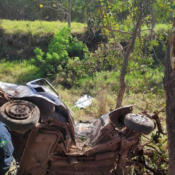 Motorista morre após carro bater em árvore nas margens da BR-262.