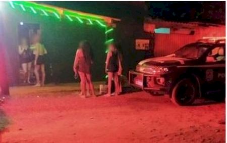 Homem é preso após agredir garotas de programa e ameaças portando arma de fogo.