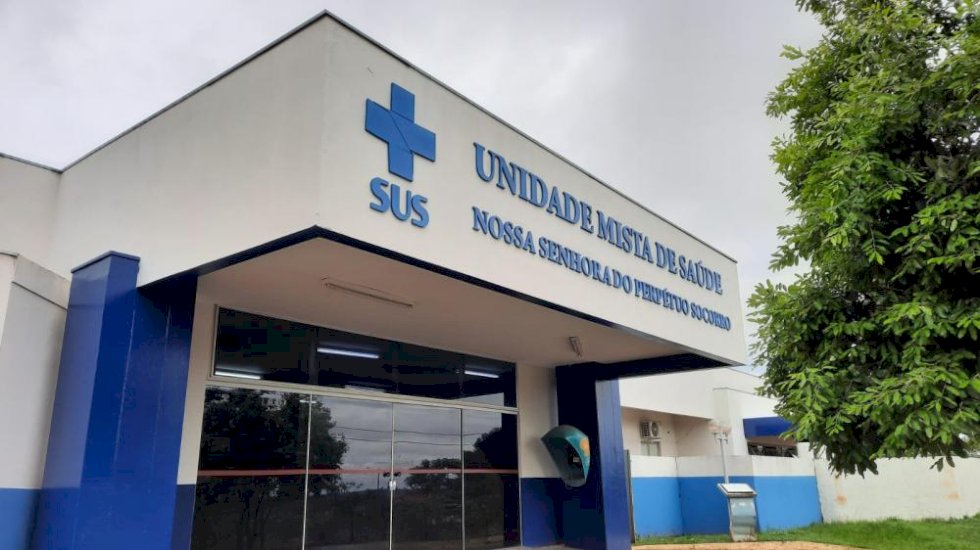 Mulher é atacada por vizinho, esfaqueada e salva pelo marido.