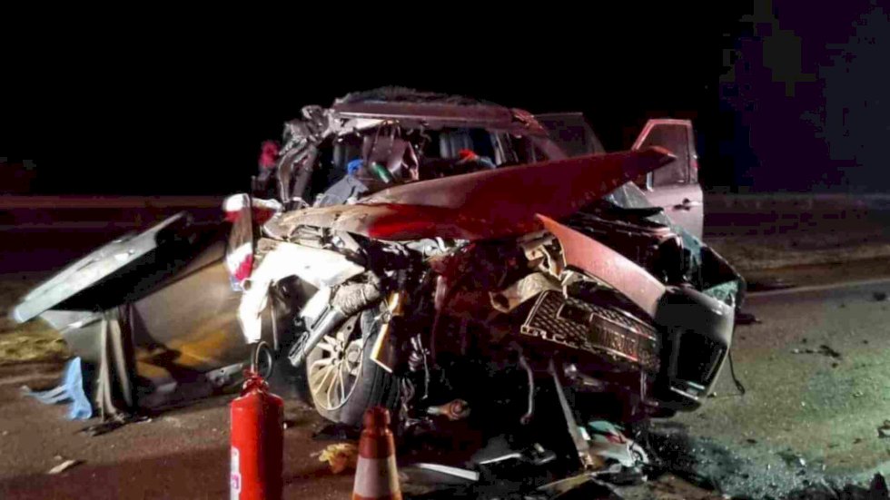Mulher fica em estado grave após caminhonete colidir em carreta na BR-163.