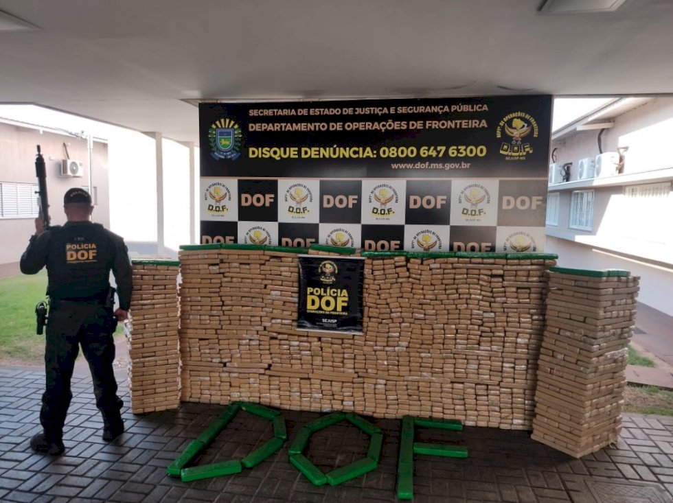 Traficante tenta fugir do DOF perde controle da direção e capota caminhonete carregada de maconha.