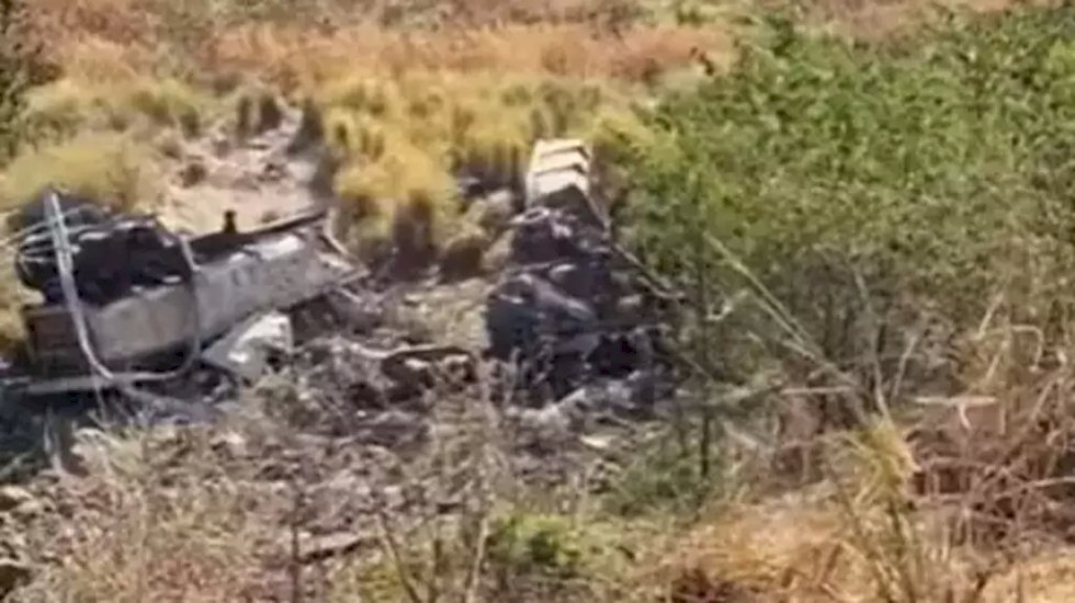 Carreta com gesso perde freios e motorista morre ao cair em barranco.