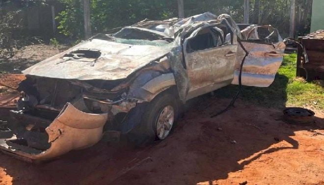 Filho de empresário capota camionete na BR-262 ao ser fechado por carreta.