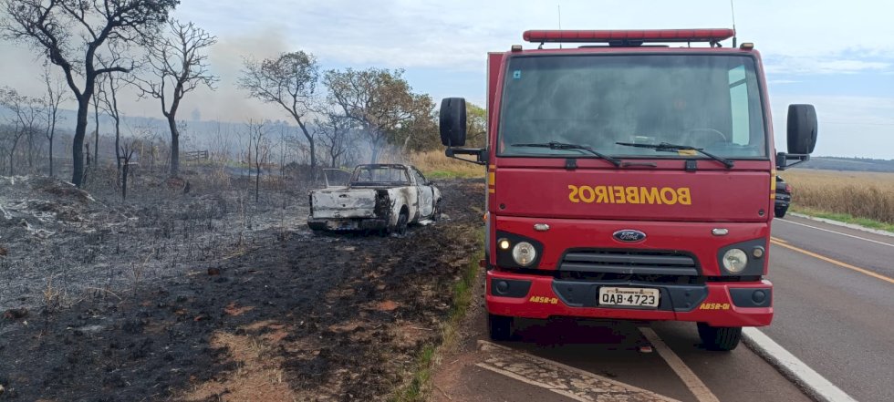 Caminhonete é queimada pelo fogo na BR-267 em Nova Andradina.