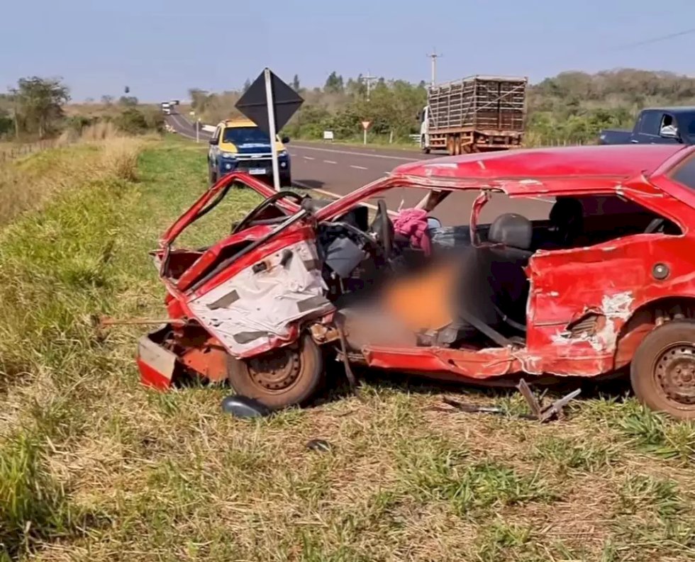 Condutor de Fiat Uno morre em acidente com caminhão em Sidrolândia.