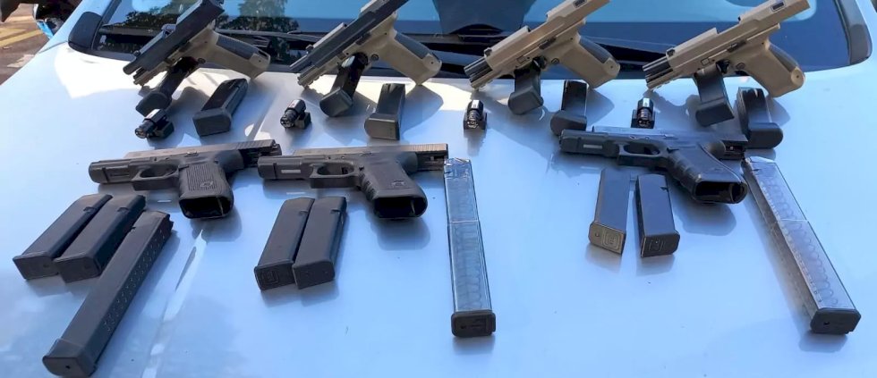 Cliente insiste por veículo em locadora e carro é descoberto com armas e carregadores