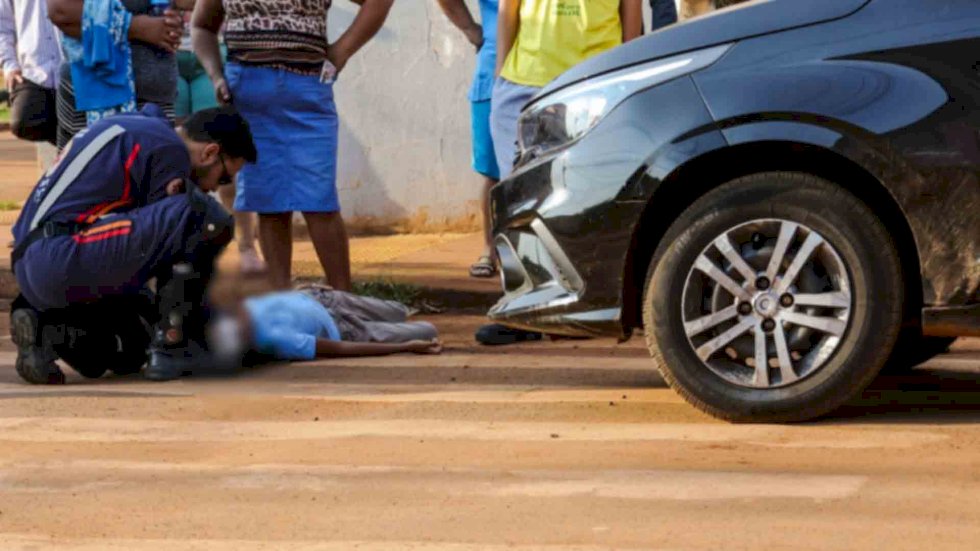 Criança de 8 anos é atropelada na faixa de pedestres quando ia para a escola.