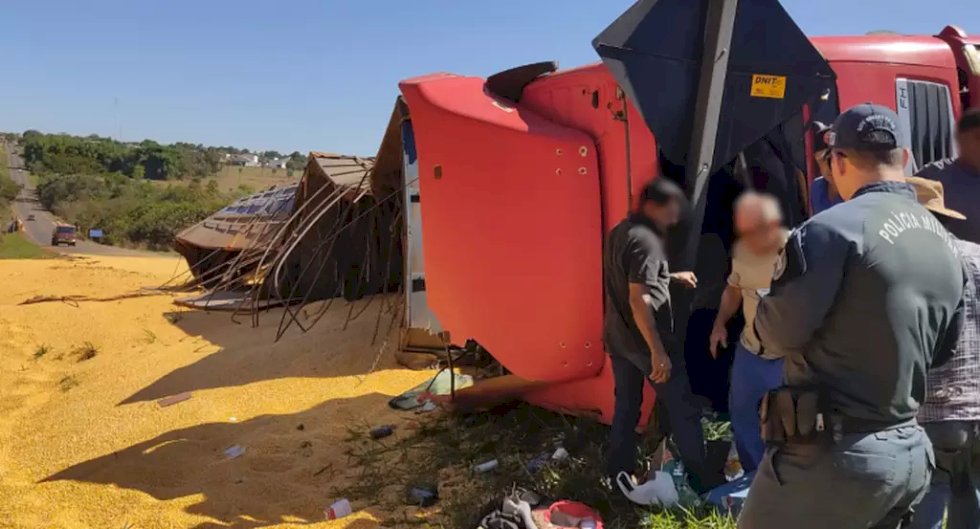 Motorista perde o controle de carreta carregada de milho e tomba na BR 060