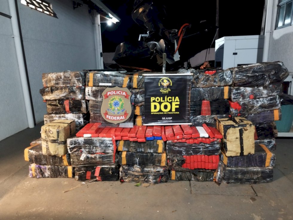 DOF e PF apreendem lancha com mais de uma tonelada de drogas no Rio Paraná
