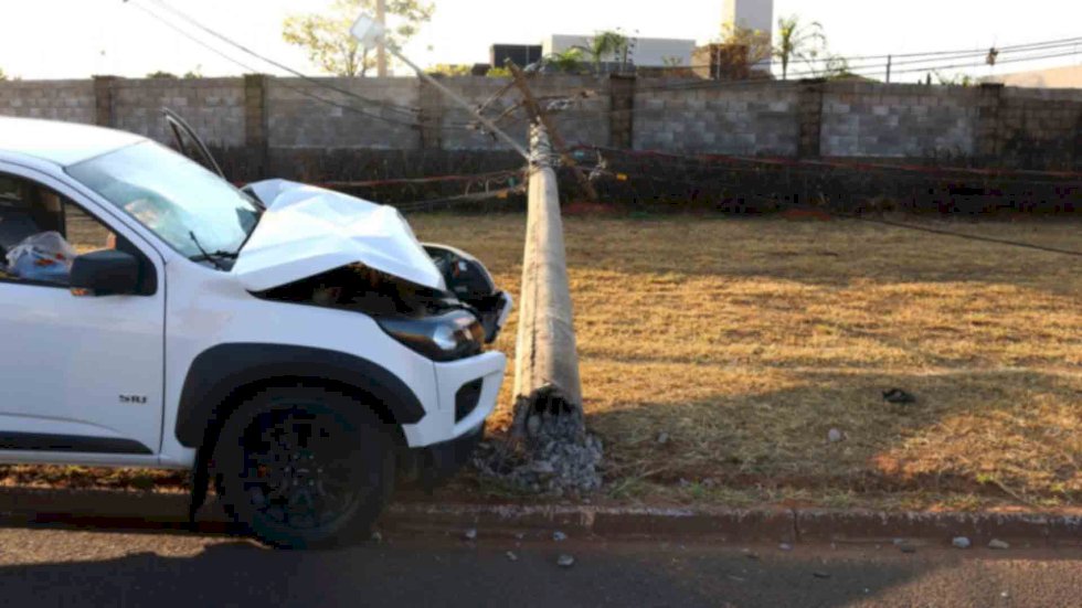 Motorista perde controle e arranca poste.