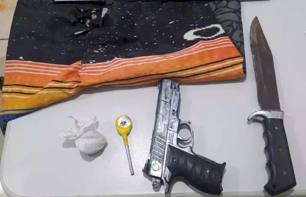 Rapaz invade fazenda e faz mulheres reféns com arma de brinquedo.