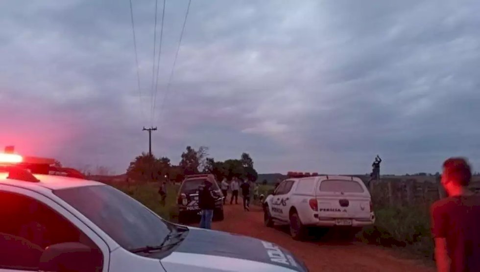 Motociclista cai de moto e passageiro morre em estrada rural .