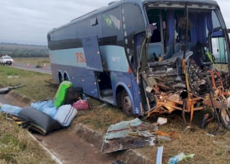 Colisão entre ônibus e caminhão na MS-040 mata um e deixa 4 feridos
