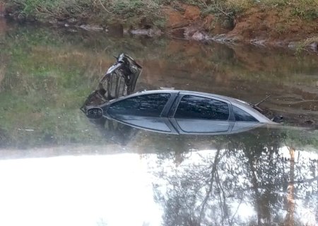 Motorista perde controle de veículo e abandona carro submerso ao cair em córrego de MS