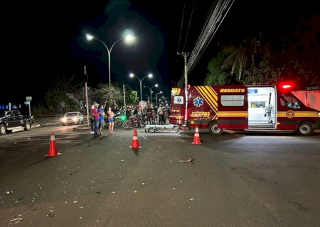 Ivinhema - Acidente envolvendo carro e moto na Av Brasil deixa motociclista com ferimentos graves.
