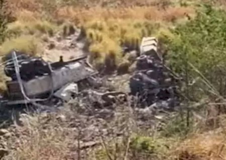 Carreta com gesso perde freios e motorista morre ao cair em barranco.
