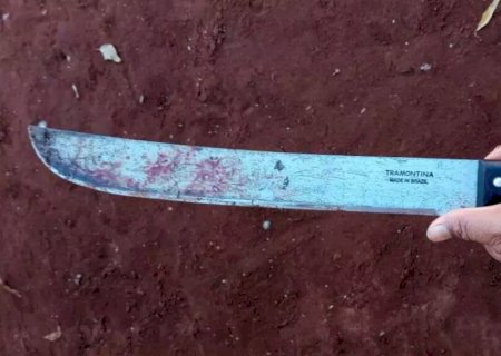 Mulher mata adolescente com facão e diz que foi para proteger a filha.