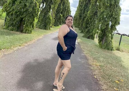 Mulher é assassinada com facada no pescoço em frente de casa pelo ex-marido.