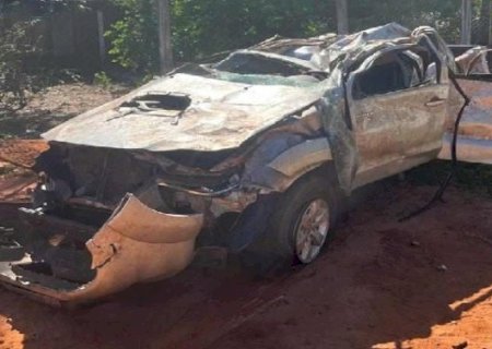 Filho de empresário capota camionete na BR-262 ao ser fechado por carreta.
