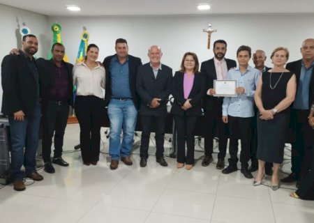 CÂMARA DE IVINHEMA ENTREGA MOÇÃO DE APLAUSOS AO MAESTRO GEAN EUZÉBIO