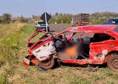Condutor de Fiat Uno morre em acidente com caminhão em Sidrolândia.