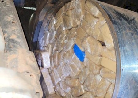 Polícia encontra 300kg de cocaína em fundo falso de caminhão.