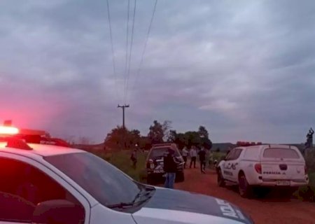 Motociclista cai de moto e passageiro morre em estrada rural .