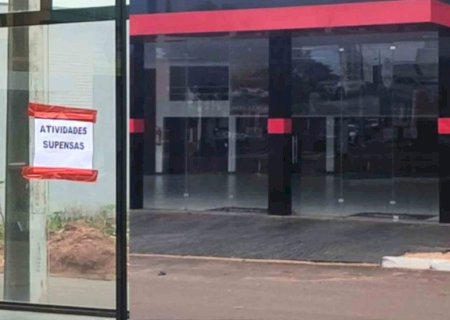 PF apreende todos os carros de loja que 'esquentava' esquema de contrabando de cigarros em MS.