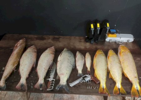 Nova Andradina -PMR prende indivíduo por porte ilegal de arma de fogo e  por pesca ilegal.