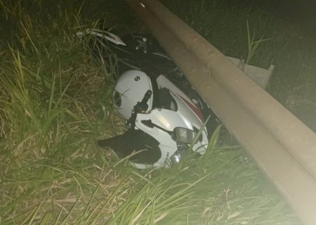 Motociclista sofre graves ferimentos ao bater contra guard rail na MS-080