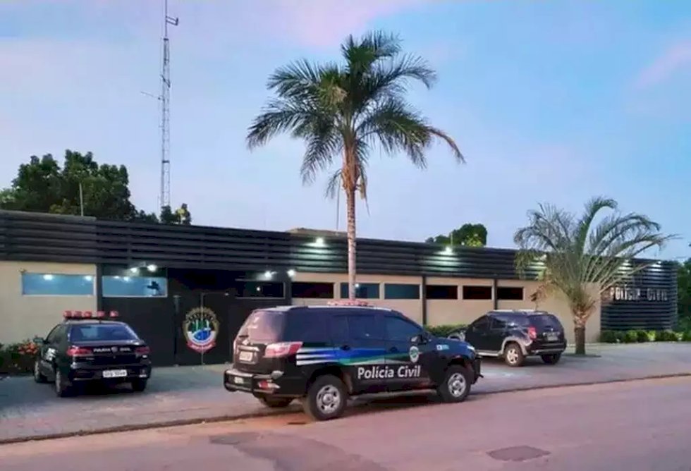 Passageira morre após ser atingida por peça de caminhão em rodovia .