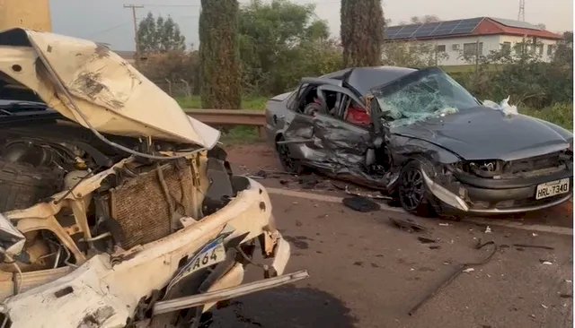 Mulher fica presa às ferragens em acidente entre carro e caminhonete na BR-262 e logo  após ser socorrida morre na Santa Casa.