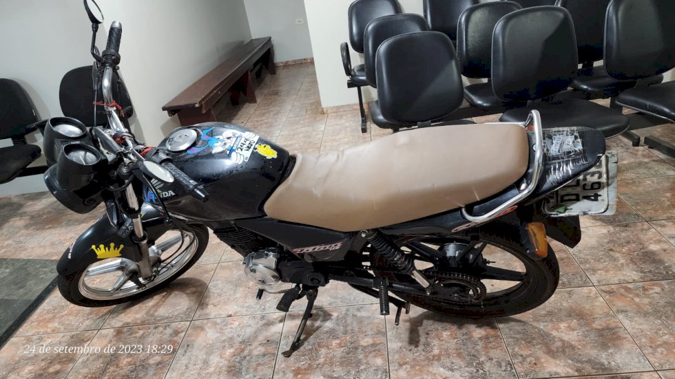 Polícia Militar conduz dois homens para a delegacia pela prática de direção perigosa, desacato e desobediência em Nova Andradina.