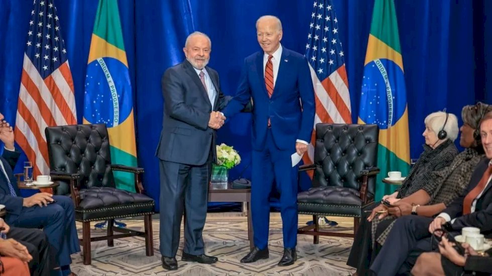 Em encontro com Biden, Lula diz que EUA e Brasil devem se tratar como “amigos com objetivo em comum”