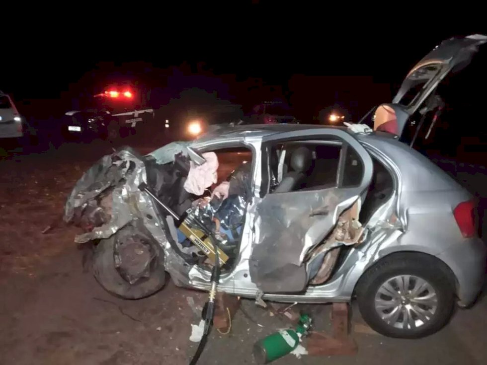 Colisão entre veículos na BR-163 deixa um morto e seis feridos.