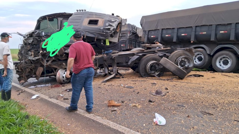 Ivinhema - Acidente grave na BR-376 entre duas carretas deixa uma vitima fatal.