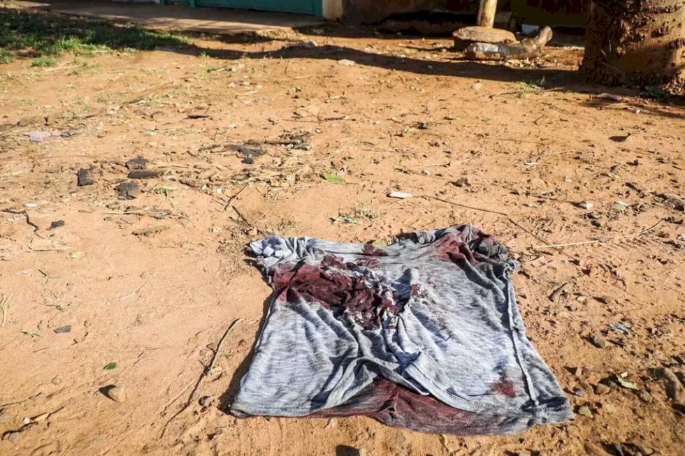Homem é morto a tiros pela PM após esfaquear idoso .