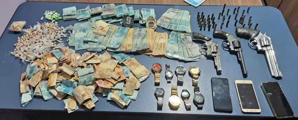 Mulher é mantida em cárcere por dever R$ 8 mil em drogas para o marido.