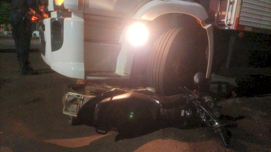 Moto ocupada por mulher e criança é atingida por caminhão em Nova Andradina.