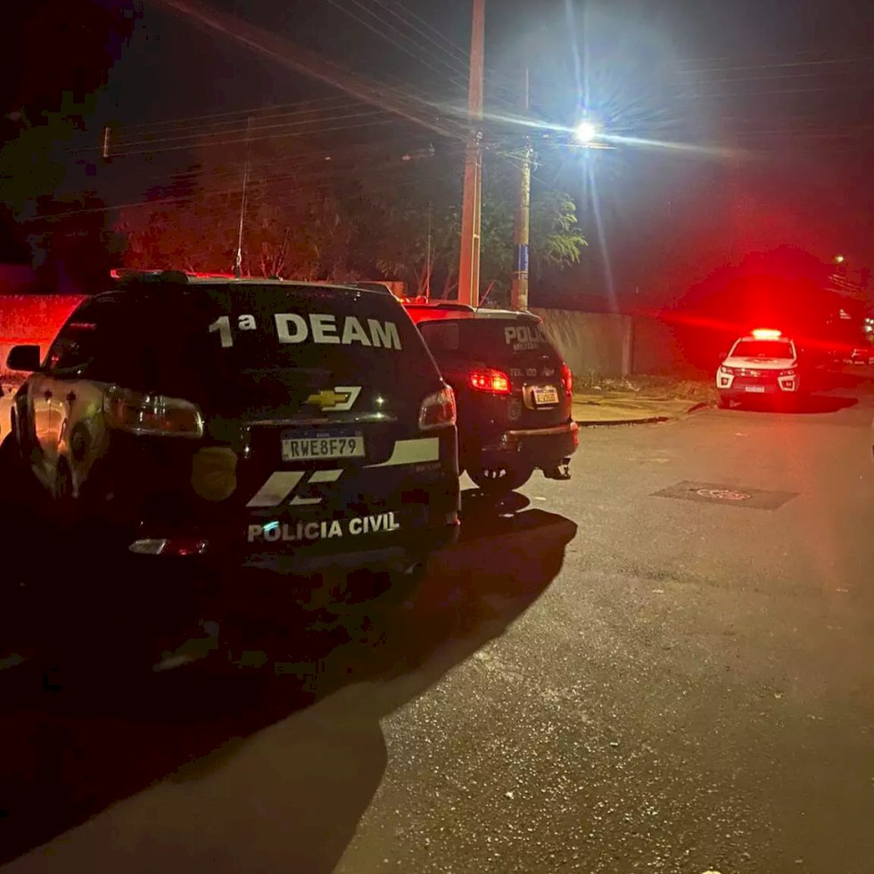 Mulher escapa de dois tiros, abre os braços e ex em fúria dispara mais 3 vezes.