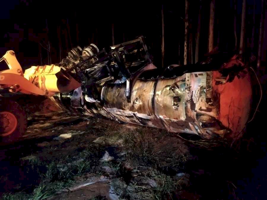 Ivinhema - PMA autua transportadora em R$ 35 mil por poluição após caminhão de combustível tombar na BR-376.